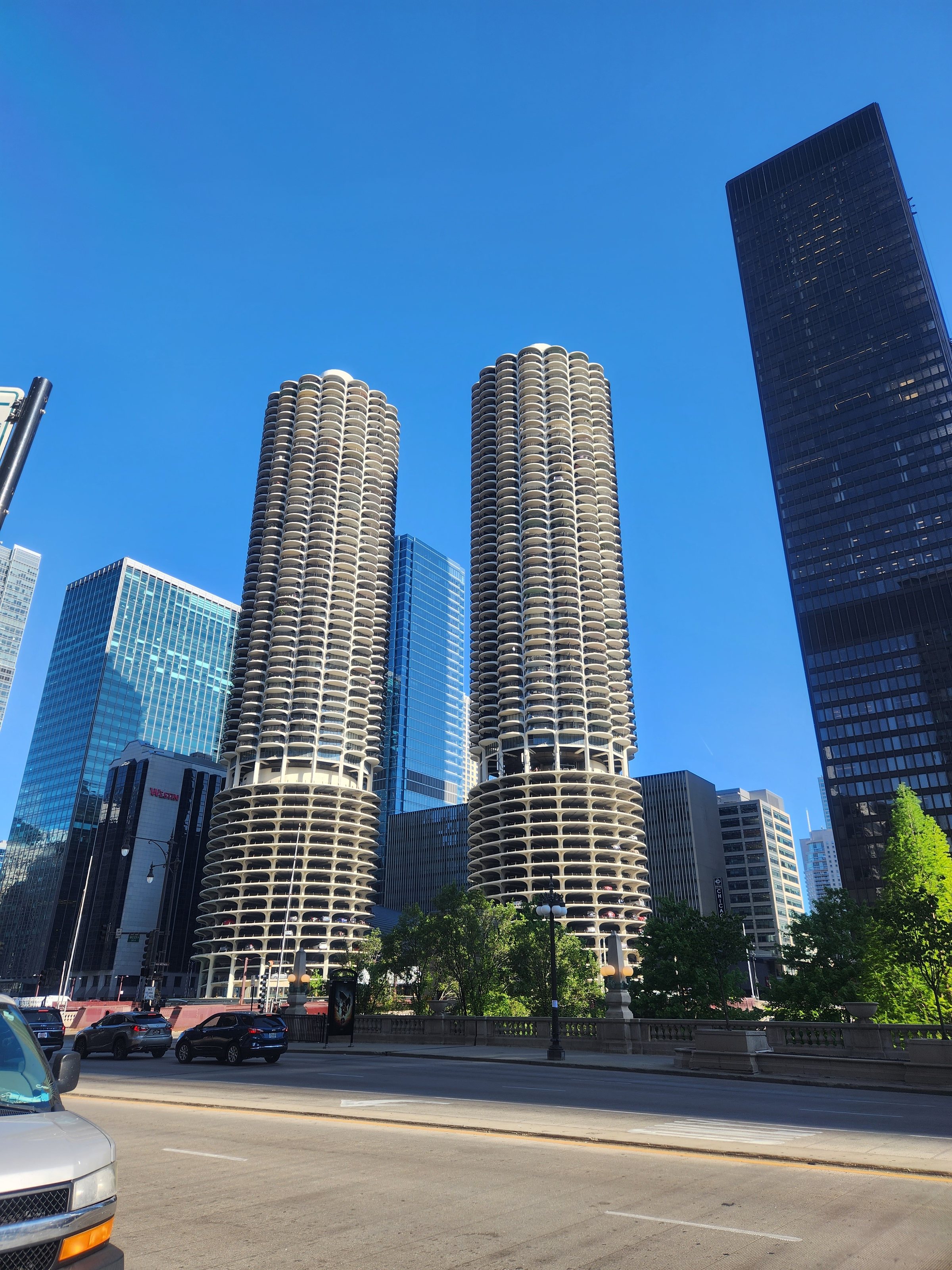 chicago architecture interesting corncob building 