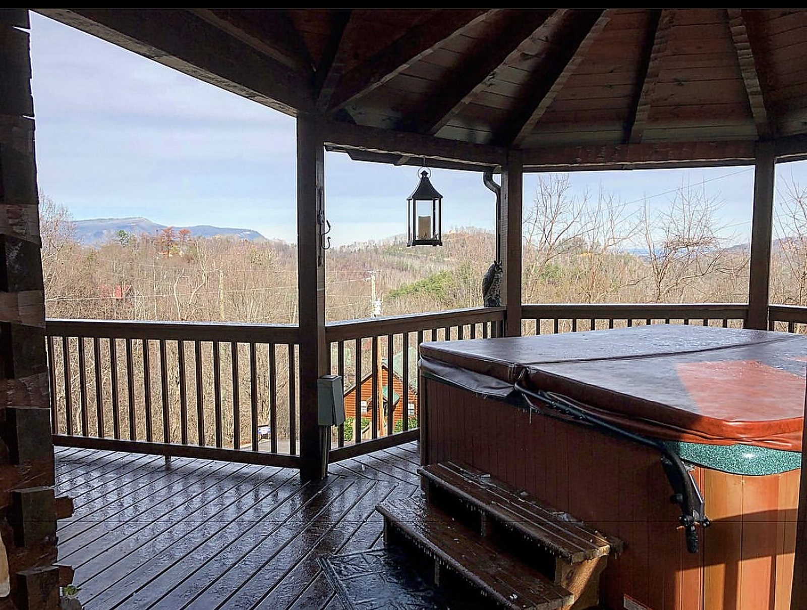 hot tub at Eagle's Ridge in Pigeon Forge